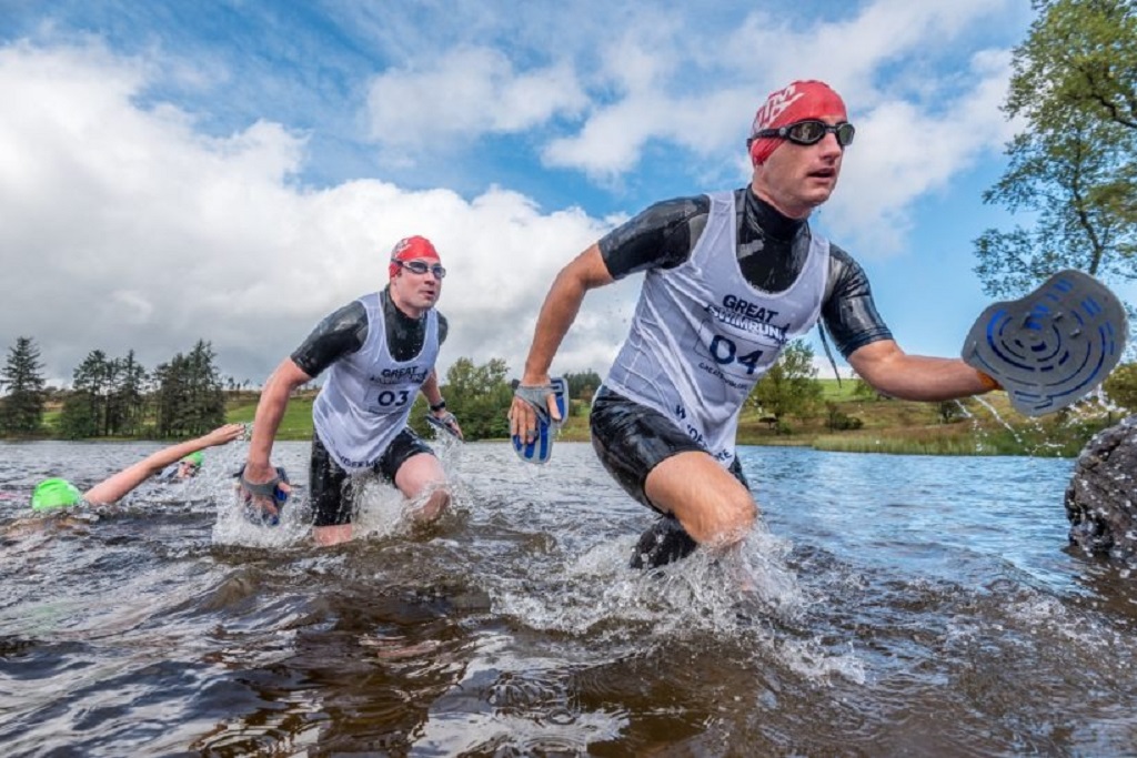 How much water should I carry for a 4-hour swimrun race