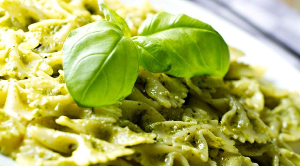 Close-up of a healthy pasta dish made with low-calorie ingredients, ideal for a nutritious and delicious diet