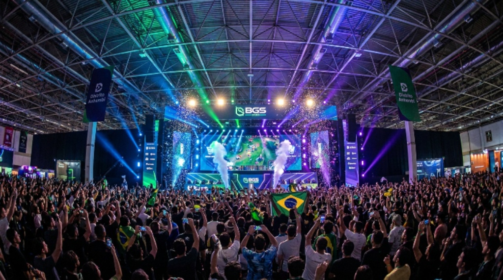 Live esports championship match on the main stage at BGS 2026 with a packed crowd at Distrito Anhembi São Paulo